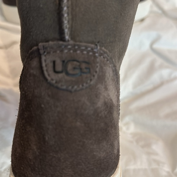 Ugg boots. New condition. Grey. Size 10 - Picture 3 of 4